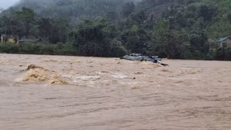 Quảng Trị: Tự mở rào chắn để qua cầu tràn, tài xế container bị lũ cuốn mất tích