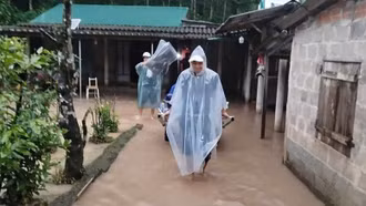 Mưa lớn gây ngập lụt, chia cắt nhiều khu vực ở Quảng Trị