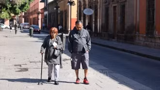 Khi người già trở thành "trụ cột" mới của thị trường lao động