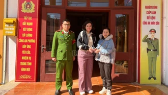 Công an phường Sa Pa trao trả tài sản bị thất lạc cho du khách Italia