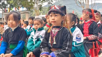 Giữ gìn bản sắc văn hoá trong trường học ở xã vùng cao Đông Cuông
