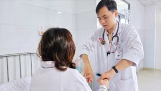 Uống thuốc xách tay, bệnh nhân nhồi máu não phải nhập viện cấp cứu