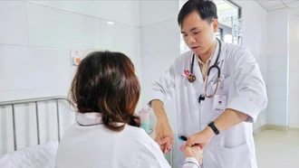 Uống thuốc xách tay, bệnh nhân nhồi máu não phải nhập viện cấp cứu