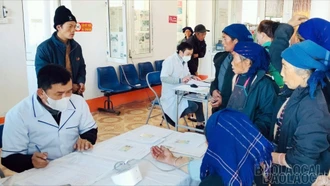 Khám sàng lọc các bệnh về phổi cho người dân xã Y Tý