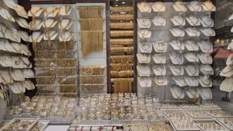 Giá vàng chạm đỉnh hai tuần trước lo ngại về tính độc lập của Fed