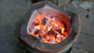 Hai người nguy kịch do đốt than củi sưởi ấm