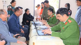 Công an xã Lục Yên rà soát, làm sạch dữ liệu đăng ký phương tiện, giấy phép lái xe