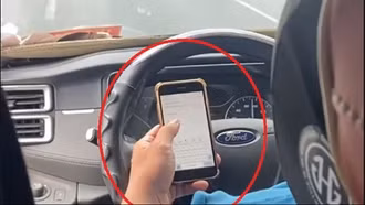 Tài xế xe khách 'lướt' điện thoại khi đi trên cao tốc bị phạt 5 triệu đồng