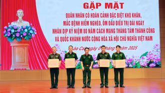 Bộ CHQS tỉnh Lào Cai trao quà cho quân nhân có hoàn cảnh khó khăn