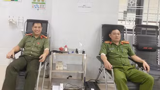 2 cán bộ Công an phường Lào Cai hiến máu cứu người bệnh nguy kịch