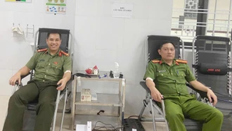 2 cán bộ Công an phường Lào Cai hiến máu cứu người bệnh nguy kịch