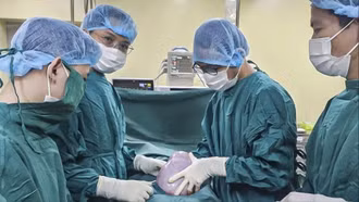 Phẫu thuật thành công, cắt khối u buồng trứng nặng 5,5 kg cho nữ bệnh nhân 19 tuổi