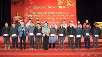 Tặng quà Tết cho đồng bào dân tộc thiểu số xã Bắc Hà