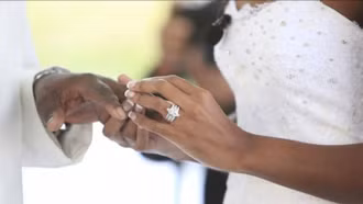 Nam Phi sửa đổi luật hôn nhân, cho phép chồng có thể lấy họ vợ