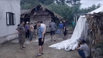 Vừa sạc vừa xem điện thoại, nam thanh niên bị sét đánh tử vong