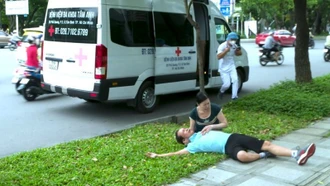 Cách sơ cứu người kiệt sức khi đi bộ trong thời tiết nắng nóng