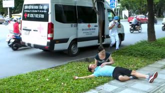 Cách sơ cứu người kiệt sức khi đi bộ trong thời tiết nắng nóng