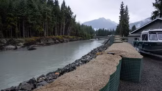 Rào chắn bao cát ở Alaska chặn lũ kỷ lục, cứu hàng trăm ngôi nhà