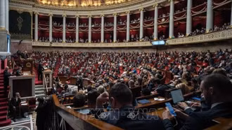 Chính phủ Pháp vượt qua các cuộc bỏ phiếu bất tín nhiệm