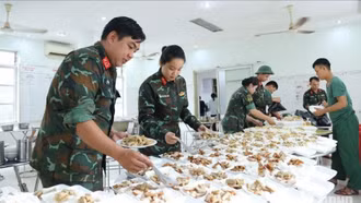 Những bát cơm tình nghĩa nơi vùng lũ