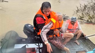 Miền Trung chìm trong "đại hồng thủy", tiếng kêu cứu khắp nơi