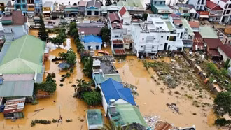 Bảo đảm nguồn cung hàng hóa thiết yếu tại các vùng đang bị cô lập do mưa lũ