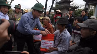 Phó Thủ tướng Lê Thành Long thăm và tặng quà người dân vùng lũ Gia Lai