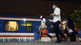 Đường sắt Bắc - Nam qua tỉnh Khánh Hòa không thể chạy tàu vì ngập lụt