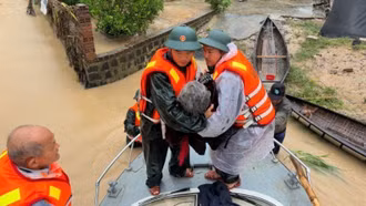 Bộ Quốc phòng yêu cầu các đơn vị tập trung ứng phó mưa lũ tại khu vực Trung Bộ