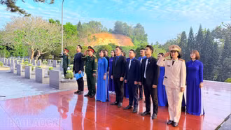 Tỉnh đoàn dâng hương, báo công Bác và các anh hùng liệt sĩ trước thềm Đại hội đại biểu Đoàn TNCS Hồ Chí Minh tỉnh Lào Cai lần thứ I