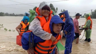 Người dân vùng lũ thiếu quần áo, Công an tỉnh Đắk Lắk vận động quyên góp