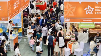 Đông đảo người dân đổ về Hội chợ mùa Thu ngày đầu mở cửa