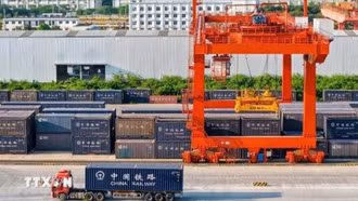Hàng hóa vận chuyển bằng tàu liên vận Việt-Trung tăng mạnh