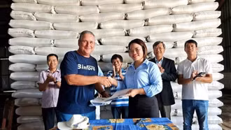 Bàn giao 1.200 tấn gạo do Việt Nam sản xuất cho Cuba