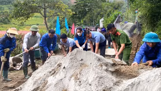 Xã Mường Hum huy động gần 100 triệu đồng làm đường bê tông nông thôn