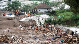 Tìm kiếm trên 80 người mất tích trong vụ lở đất tại Indonesia
