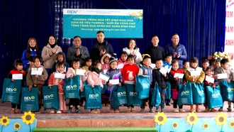 Các đơn vị tài trợ tặng quà cho một số trường học và hộ nghèo tại xã Pha Long