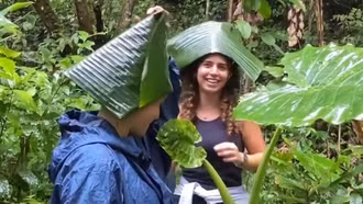 Khách Tây thích thú đeo gùi, đội nón lá chuối, lên rừng hái 'thần dược' ở Sa Pa