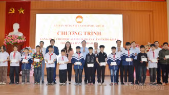 Ủy ban MTTQ Việt Nam tỉnh tặng 89 suất quà cho học sinh xã Bảo Thắng, Bảo Hà, Bảo Yên