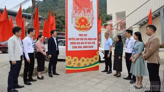 Trưởng Ban Tuyên giáo và Dân vận Tỉnh ủy Dương Đức Huy kiểm tra công tác bầu cử tại xã Cốc San