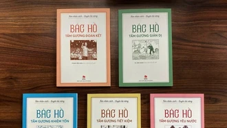 Bộ sách rèn lòng yêu nước, sự khiêm tốn, giản dị noi gương Bác Hồ