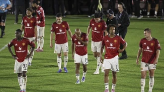 Grimsby tạo cú sốc lịch sử, loại Man United khỏi League Cup