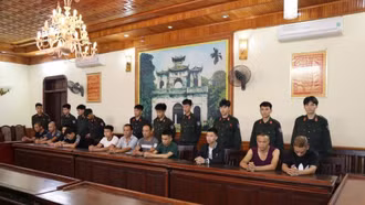 Triệt phá sới bạc hoạt động trong trang trại ở Hưng Yên