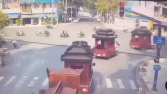 Xe tang có được phép vượt đèn đỏ không?