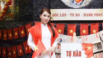 Nhiều quán cafe tại Hà Nội rực sắc đỏ mừng Quốc khánh 2/9, khách tấp nập tới check-in