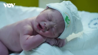 Khoảnh khắc chào đón "công dân 2026" đầu tiên của Việt Nam