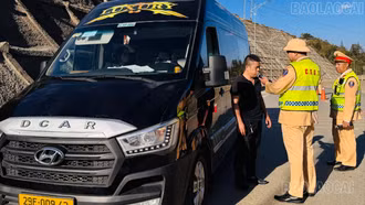 Lực lượng Cảnh sát giao thông Lào Cai siết chặt kiểm tra phương tiện vận tải hành khách 