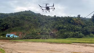 Trung ương Đoàn tổ chức phun khử khuẩn các địa phương vùng lũ bằng drone
