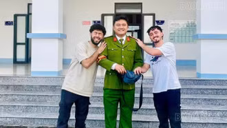 Công an xã Yên Thành trao trả tài sản đánh rơi cho người nước ngoài