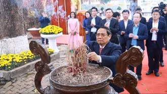 Thủ tướng Phạm Minh Chính dâng hương tại Hoàng thành Thăng Long